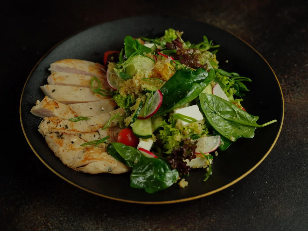 3. Yetersiz Protein ve Lif Alımı: Tokluk Hormonlarını Doğru Yönetememek